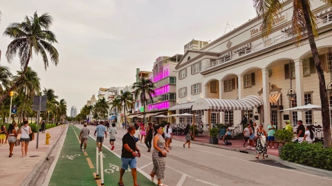 Personas caminan sobre una calle de Miami, en Florida