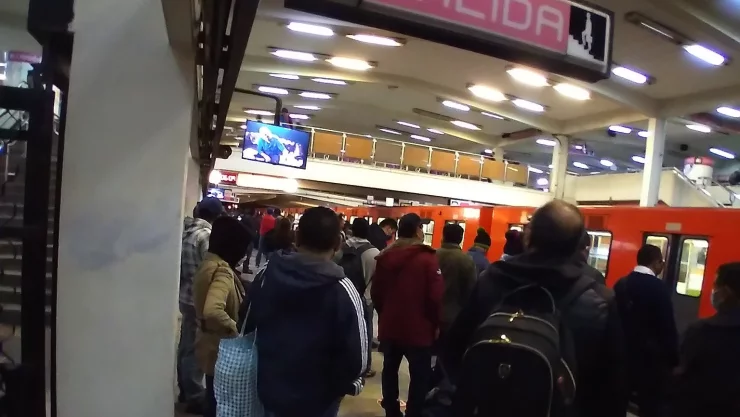 Hay avance lento y alta afluencia en el Metro CDMX por lluvias