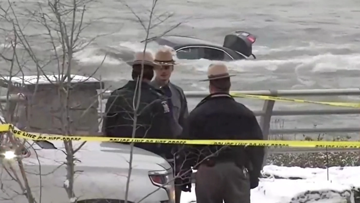 mujer carro cataratas niagara