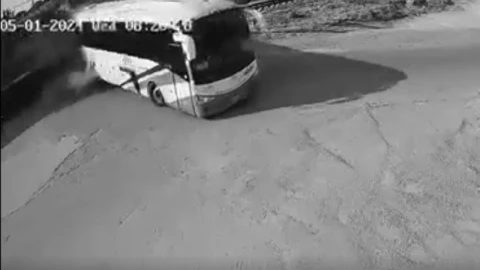 Autobús de pasajeros fue embestido en Hidalgo; reportan un muerto y heridos de gravedad