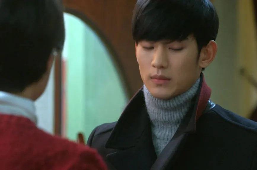 En el presente, esa escena queda como un eco: Min-joon observa cómo Song-yi una celebridad excéntrica y llena de vida irrumpe en su rutina, encendiendo una chispa de reconocimiento inexplicable.