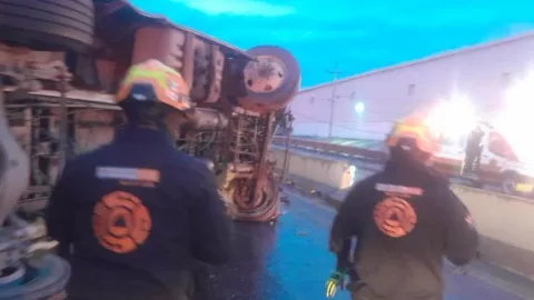 Volcadura de camión en Apodaca deja ocho personas sin vida