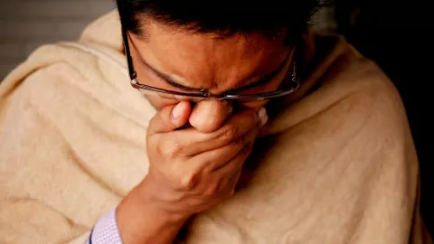 hombre se aguanta estornudo