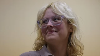 Diana Loginova, una música callejera de 18 años que actúa bajo el nombre de Naoko , que fue detenida después de cantar públicamente una canción prohibida por el gobierno frente a una multitud de fanáticos, asiste a una audiencia judicial en San Petersburgo, Rusia, el 16 de octubre de 2025.