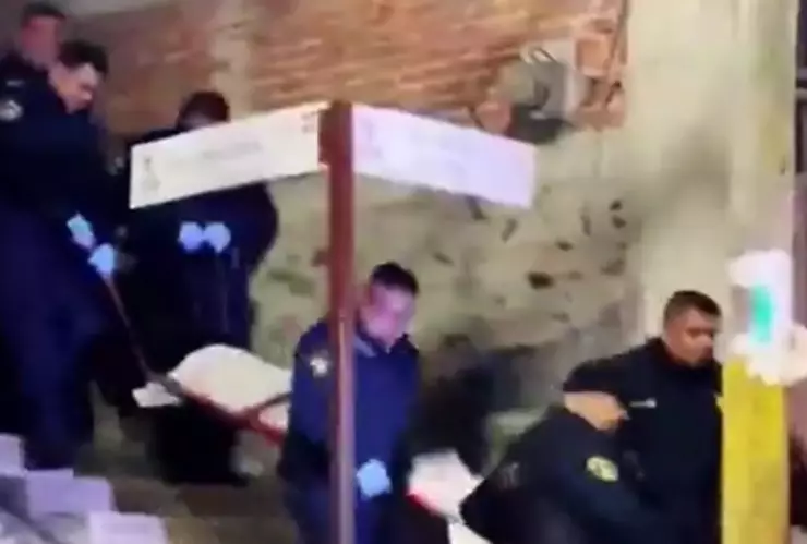 Mientras Dormía_ ¡Desata pánico! Sicario entra a domicilio y asesina a balazos a hombre en la CDMX. En la imagen se observa como la policía y la Fiscalía relizan el levantamiento del cuerpo de la víctima asesinada a balazos en Lomas de San Juan Ixhuatepec.