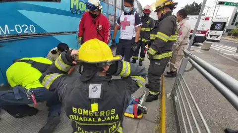 VIDEO: Hombre intenta quitarse la vida al arrojarse a Macrobús de Guadalajara