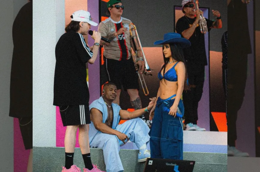 Peso Pluma cantando con Becky.jpg
