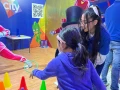 En compañía de familiares y amigos, disfrutamos de un rato de diversión.