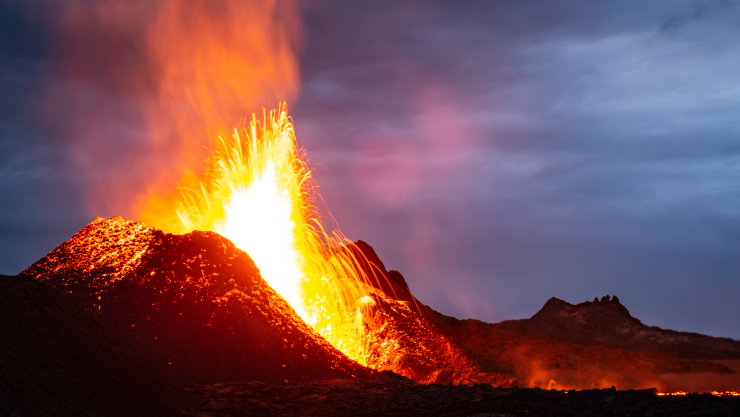 Volcán de Fuego entra en “erupción masiva” y lanza ceniza a 7,000 metros.