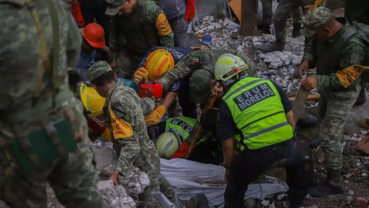 Murieron abrazadas dos mujeres, las hallan tras derrumbe en Morelos.