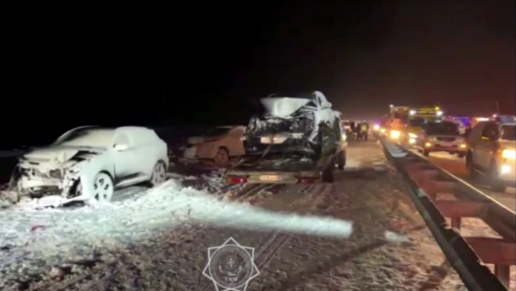 Autos destrozados por carambolas en carreteras de Kazajistán tras tormenta invernal