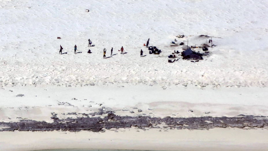Pescadores de Indonesia, en una playa en Bedwell Island, Australia