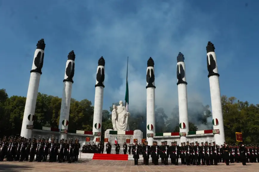 AMLO devela placa por los 200 años del Heroico Colegio Militar