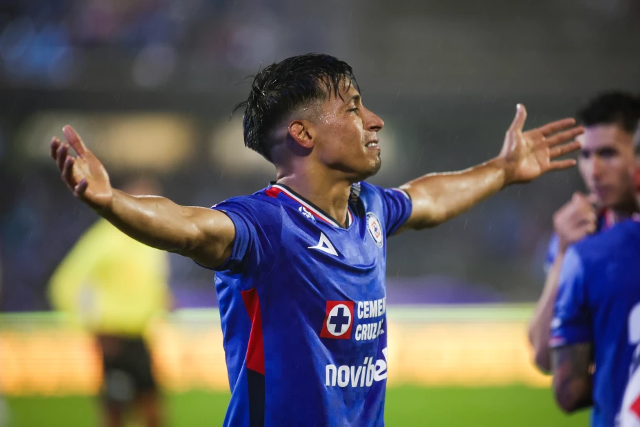 Ángel Sepúlveda, jugador de Cruz Azul, festeja su gol de chilena ante el León
