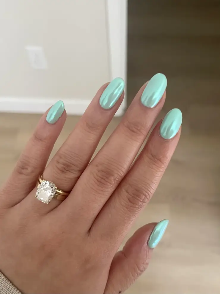Cómo llevar las uñas aguamarina para lucir elegante en verano 2026