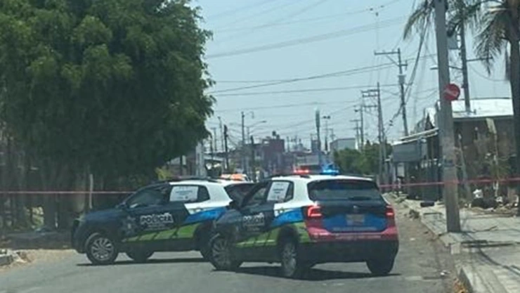 Hallan cuerpo de un hombre en taxis abandonado cerca del Mercado Independencia, Puebla
