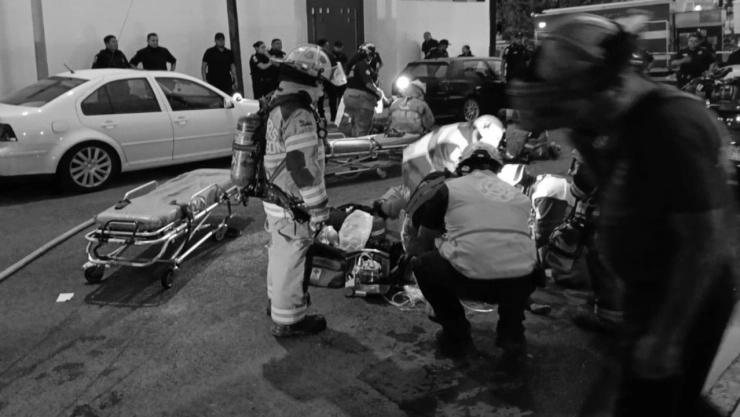 Mueren madre adolescente y su hija de 2 años en trágico incendio en San Pedro Garza, NL. En la imagen se observa el operativo de rescate por parte de Protección Civil y Bomberos del municipio de Nuevo León.