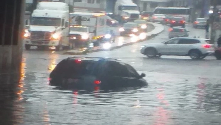 Camioneta queda atrapada debajo del puente de FINSA