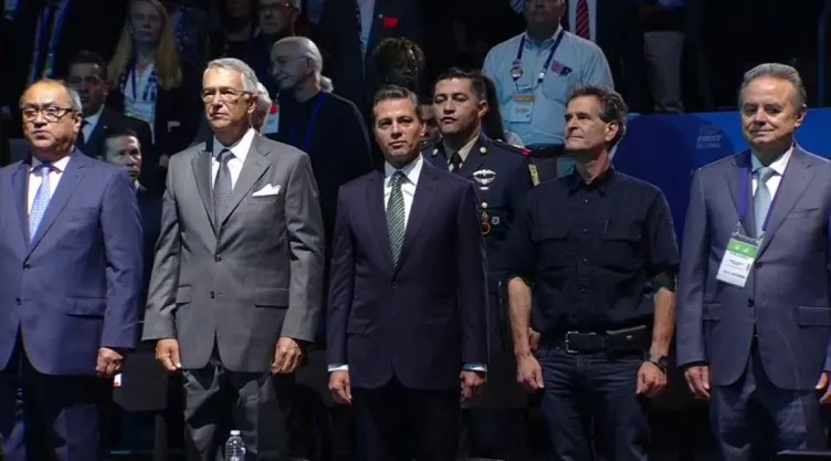 Ricardo Salinas y presidente Enrique Peña Nieto en Mundial de Robótica