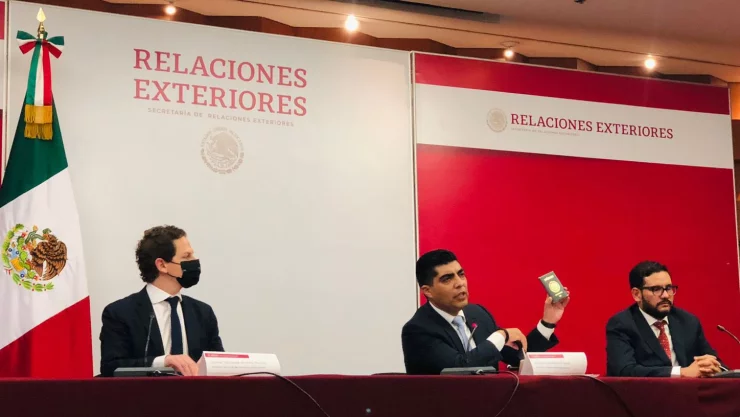 El pasaporte electrónico tendrá una lámina de policarbonato con un chip que contendrá datos biográficos y biométricos del viajero.