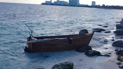 bote abandonado en Playa Tortugas