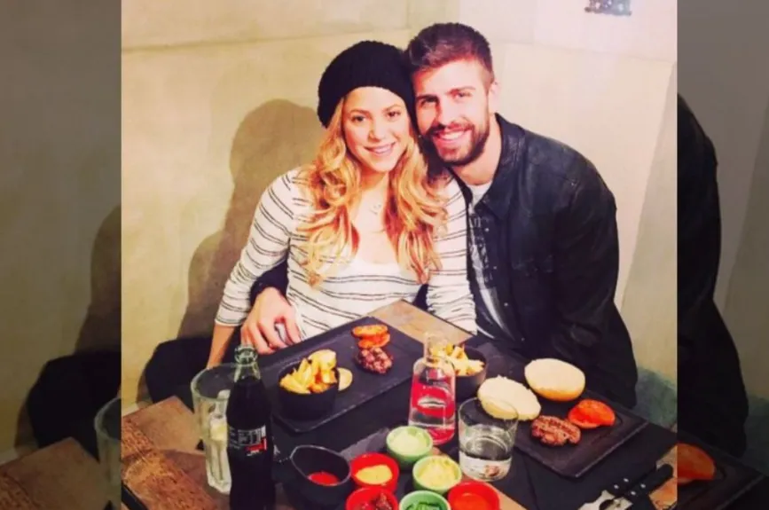 Shakira y Pique comiendo.jpg