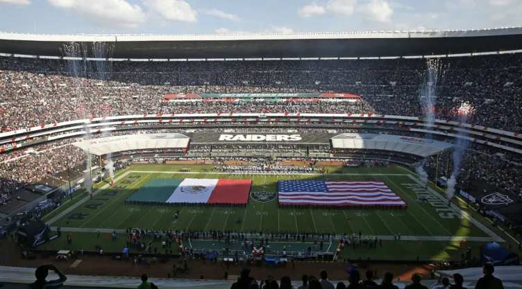 En esta foto del 19 de noviembre de 2017, las banderas de Estados Unidos y México desplegadas sobre la cancha del estadio Azteca previo a un partido de la NFL en Ciudad de México. Imagen, AP.