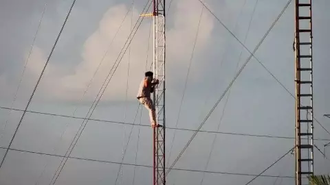 VIDEO_ Hombre trepa torre de control en Chetumal, bomberos llegan al lugar