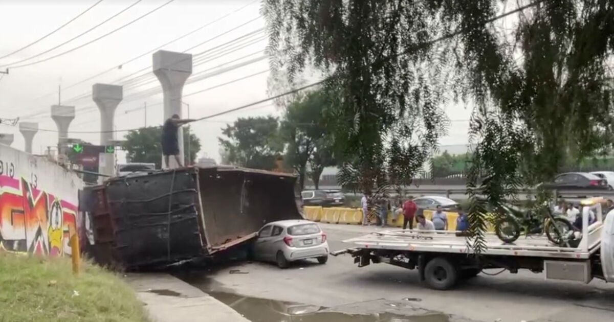 Tráiler cae desde puente en Cuautitlán Izcalli y aplasta automóvil; iba ...