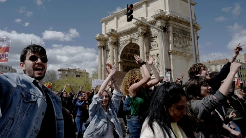 Nueva jornada de protestas y enfrentamientos en Francia; no aceptan la ley de pensiones.