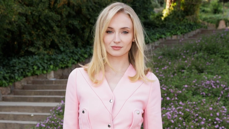 Sophie Turner habla de lo difícil de ser madre soltera