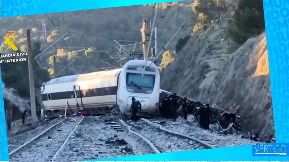Rescatistas buscan sobrevivientes tras un choque de trenes en Adamuz, España.