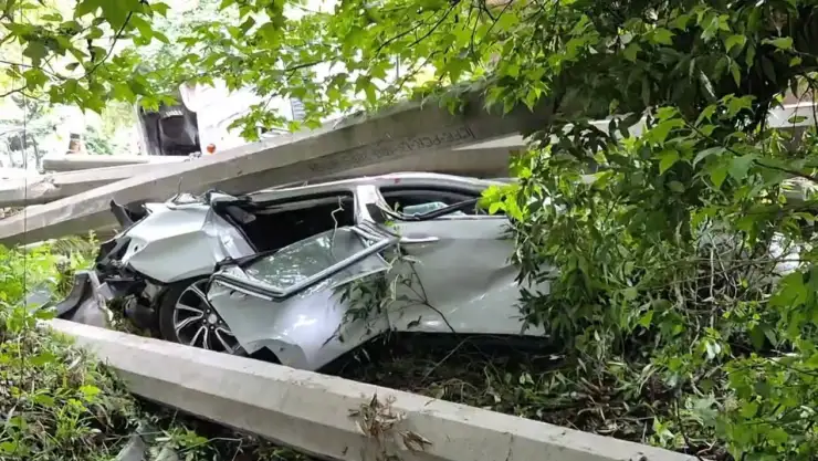 Camión con postes de concreto aplasta auto en México-Tuxpan