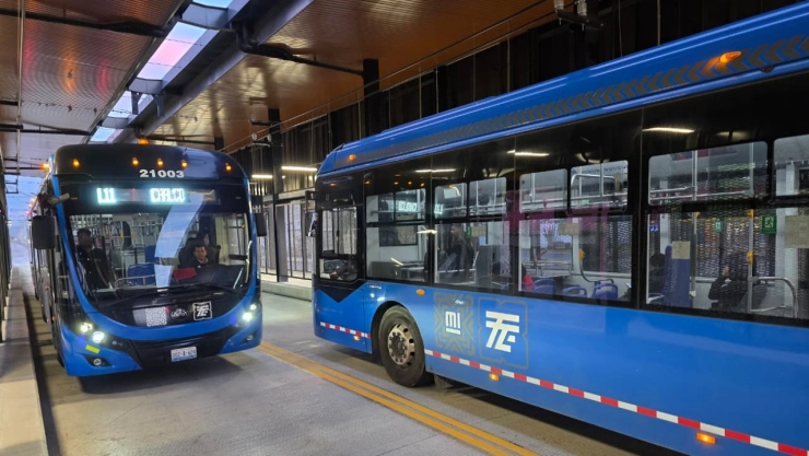 Buscan choferes para trabajar en el Trolebús CDMX con este salario; ¿cómo me postulo? En la imagen se observa cómo llegan dos unidades del Trolebús a un paradero.