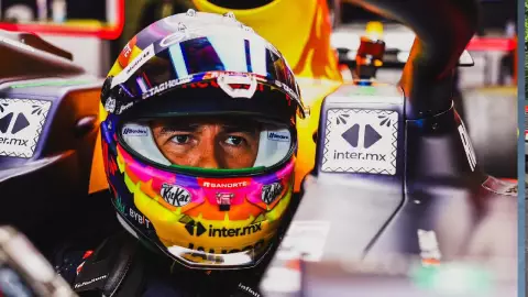 Checo Pérez subasta casco del GP de México para damnificados por Otis en Guerrero