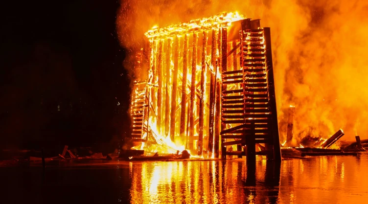 incendio-destruye-puente-rojo-kamloops-en-canadá-video-portada