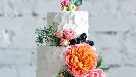 49 ideas de pastel de bodas que puedes tomar como inspiración: desde sencillos hasta muy elaborados.