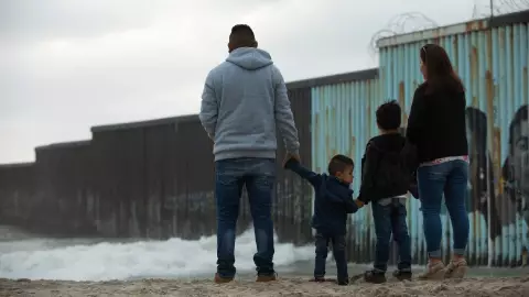 Una familia frente la frontera de M&eacute;xico y Estados Unidos