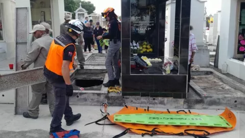 Dos mujeres terminan hospitalizadas tras caer en una tumba abierta en panteón
