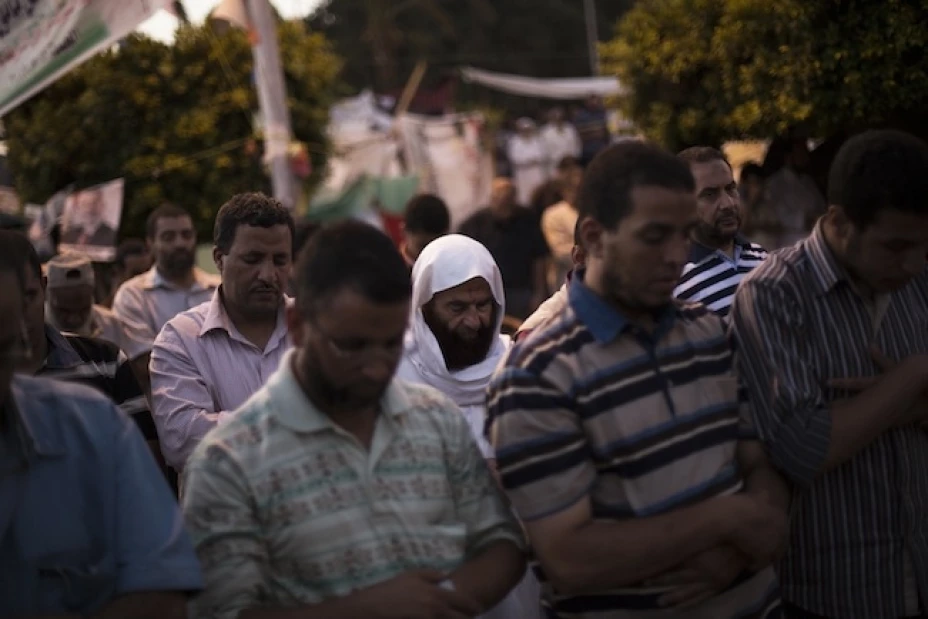 Partidarios del presidente depuesto de Egipto Mohamed Morsi rezan después de romper el ayuno durante una protesta