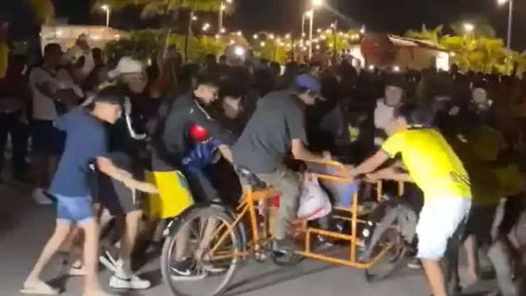 Aficionados americanistas vandalizan el triciclo de un panadero en Progreso.jpg