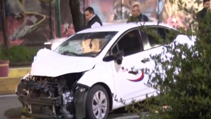 Mientras dormía: Taxista del AICM destrozó su unidad tras impactar un poste al manejar a exceso de velocidad|VIDEO