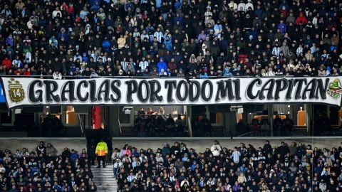 Aficionados de Argentina con mensaje a Messi