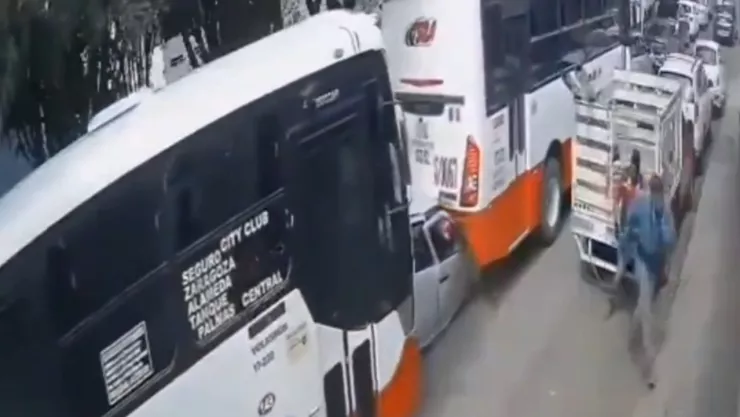 Querétaro: Momento exacto en que dos camiones aplastan un auto (VIDEO)