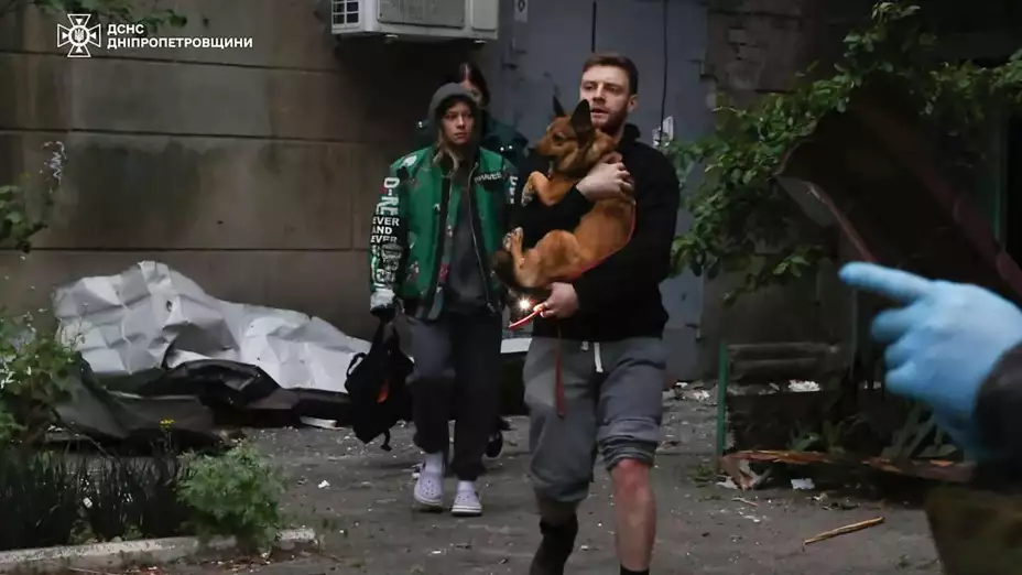 Personas huyen de un ataque ruso en Ucrania.