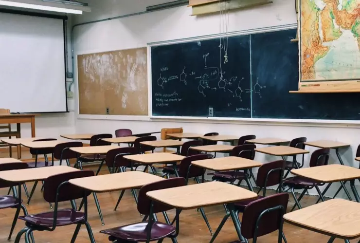 Profesor de primaria toma cerveza en plantel