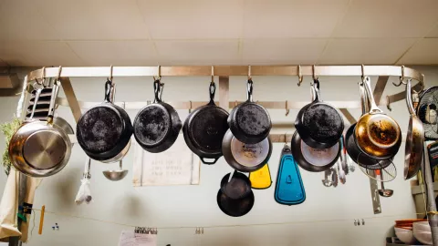 ¿Qué ingrediente de cocina sirve para limpiar el óxido de las ollas y sartenes?