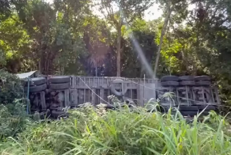 ¡Precaución! Reportan volcadura de tráiler en la carretera de Playa del Carmen.jpg