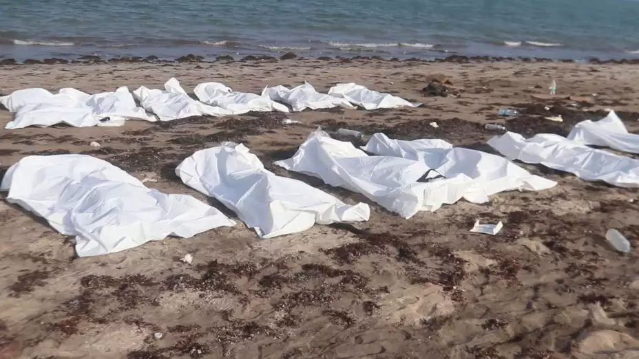 Cuerpos de migrantes muertos tras un naufragio en el Mar Rojo.