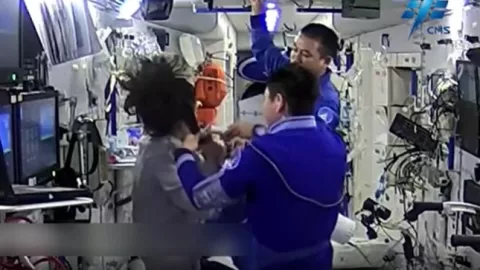 Astronauta china corte de cabello espacio